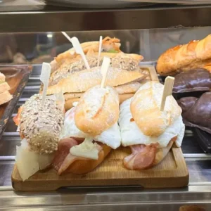 Desayuno dulce café y bollería