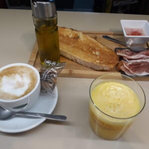 Desayuno simple café y tostada